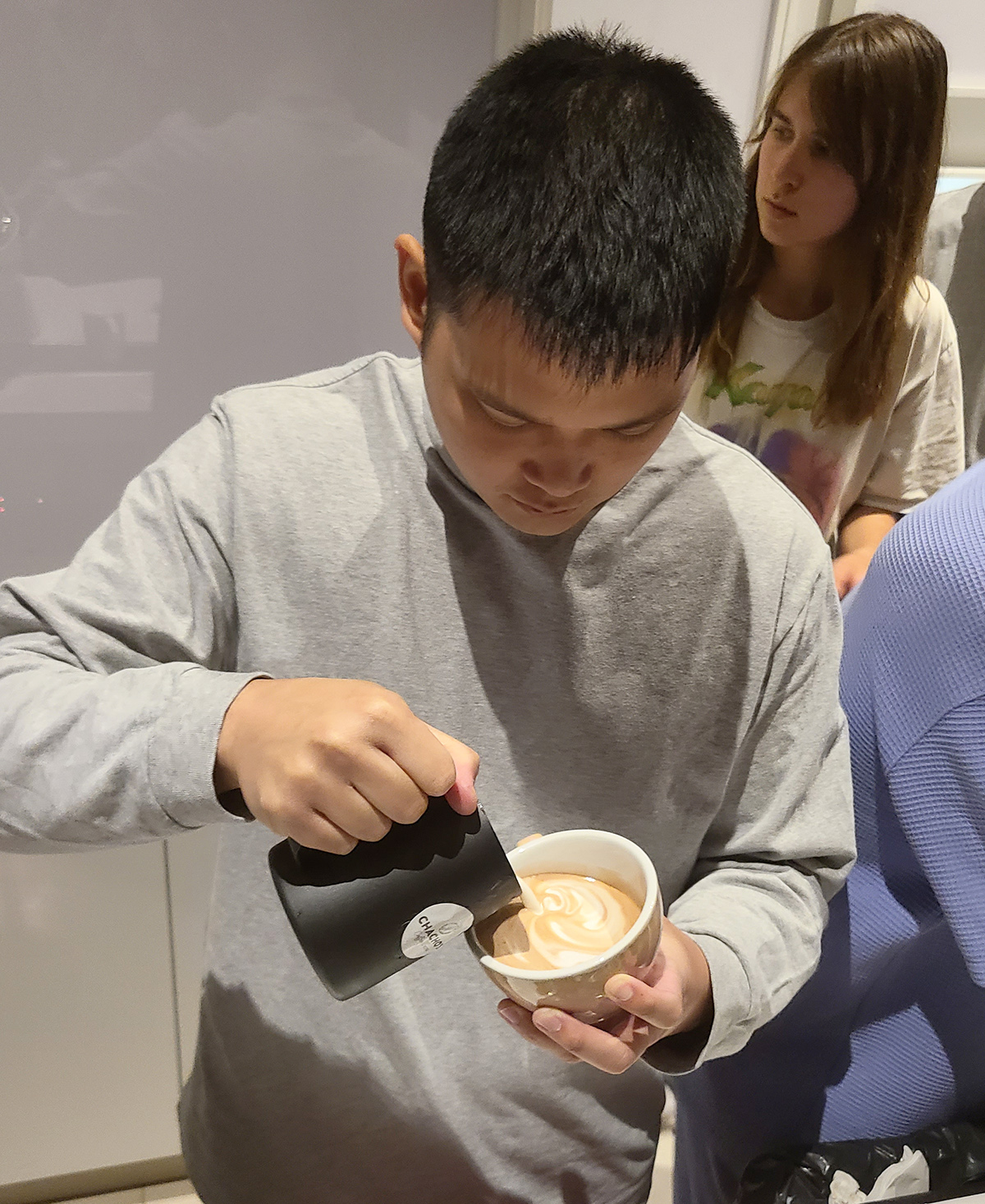 בריסטה עושה לאטה ארט בתחרות של HOC בתל אביב. צילום: מגזין שותים