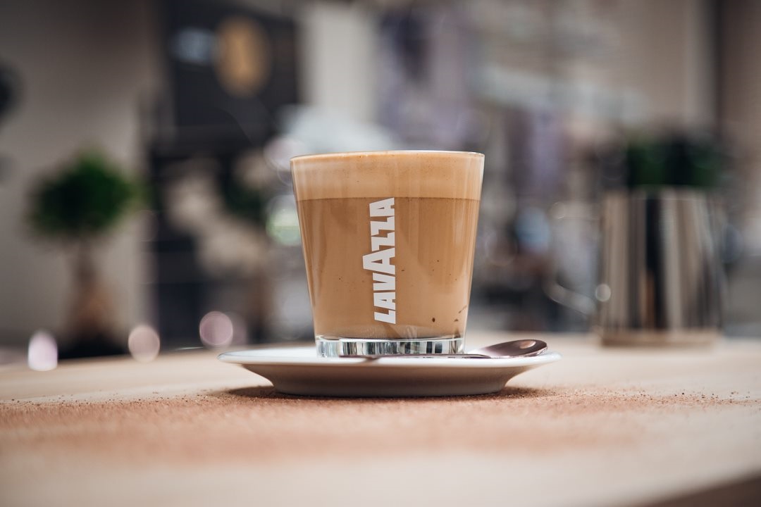 כוס קפה קפוצ'ינו של לוואצה. צילום: Lavazza Company