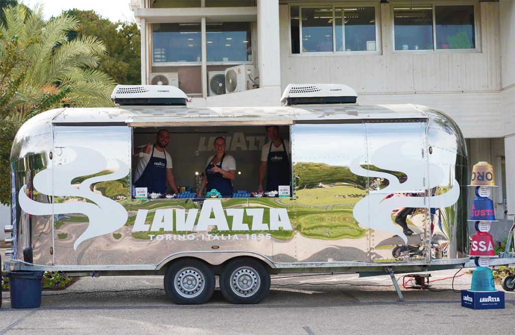 פופ אפ קפה נייד של לוואצה. צילום: ערן אבגי