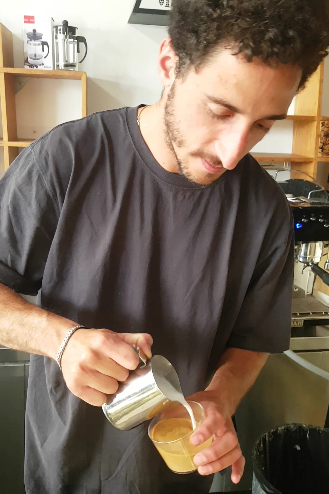 בריסטה ליאור אסל מכין קפוצ'ינו בפופ-אפ TFWC ביפו