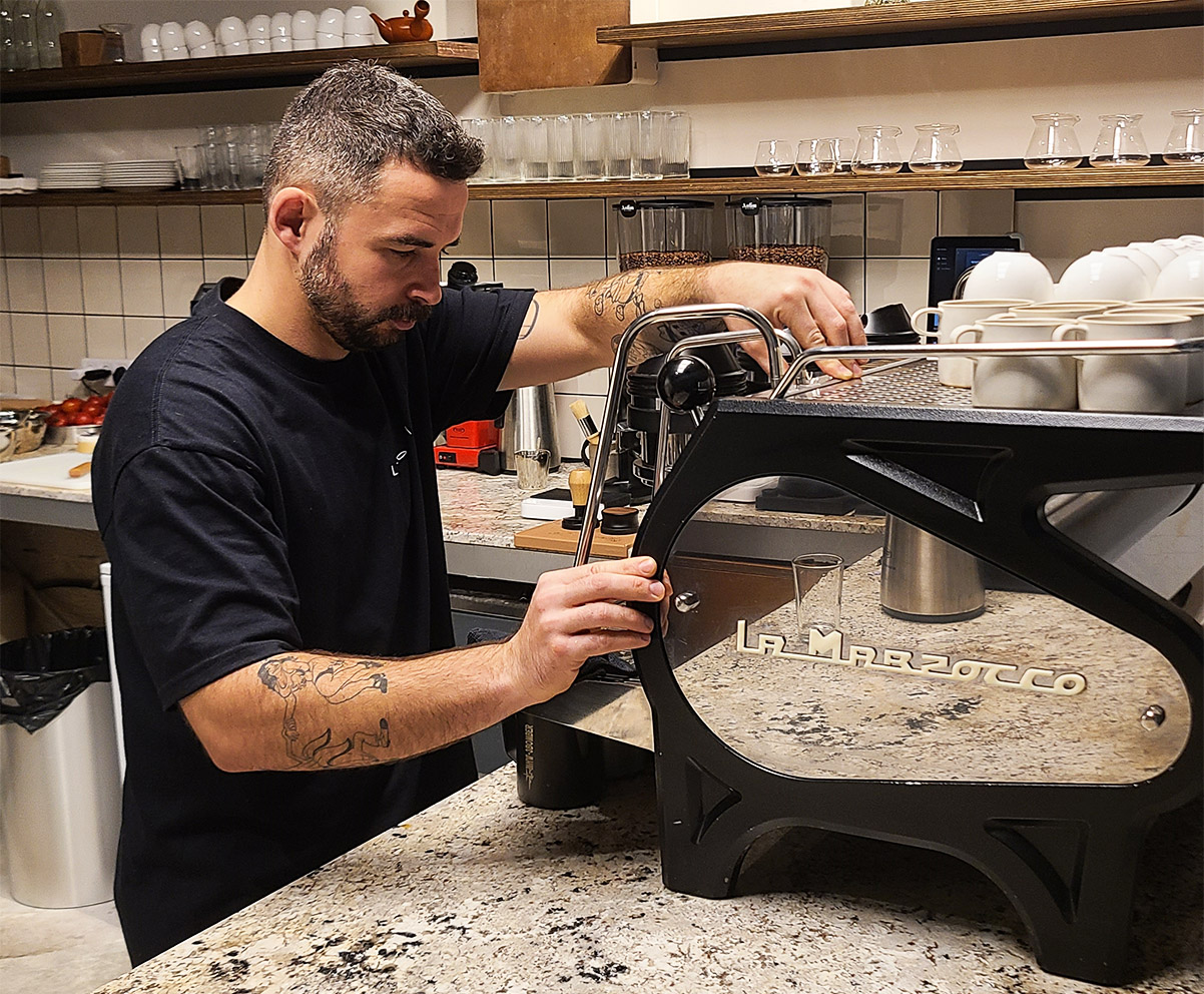 אנדרי בורדיוג בקפה לוקי בתל אביב. צילום: מגזין שותים