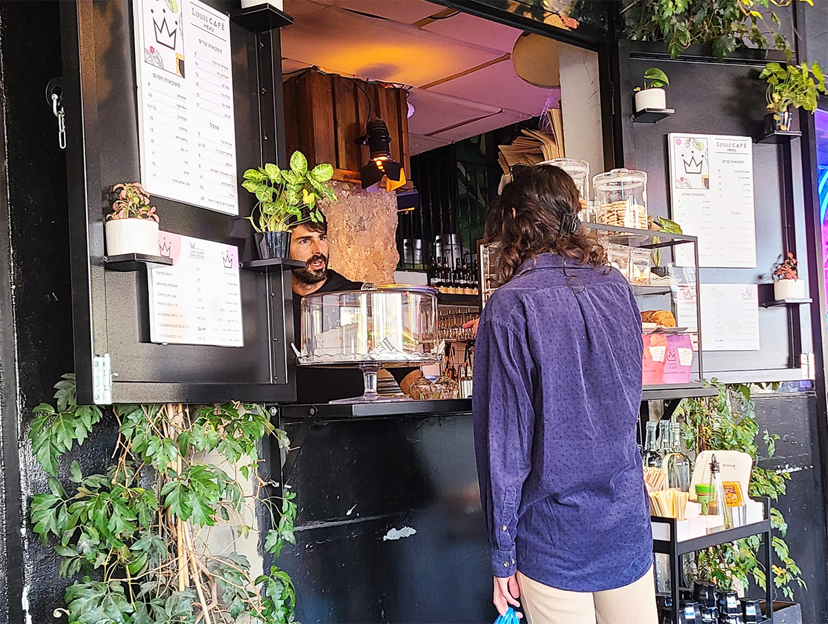 קפה לואי - קפה ספיישלטי בזול מהחלון. צילום: מגזין שותים