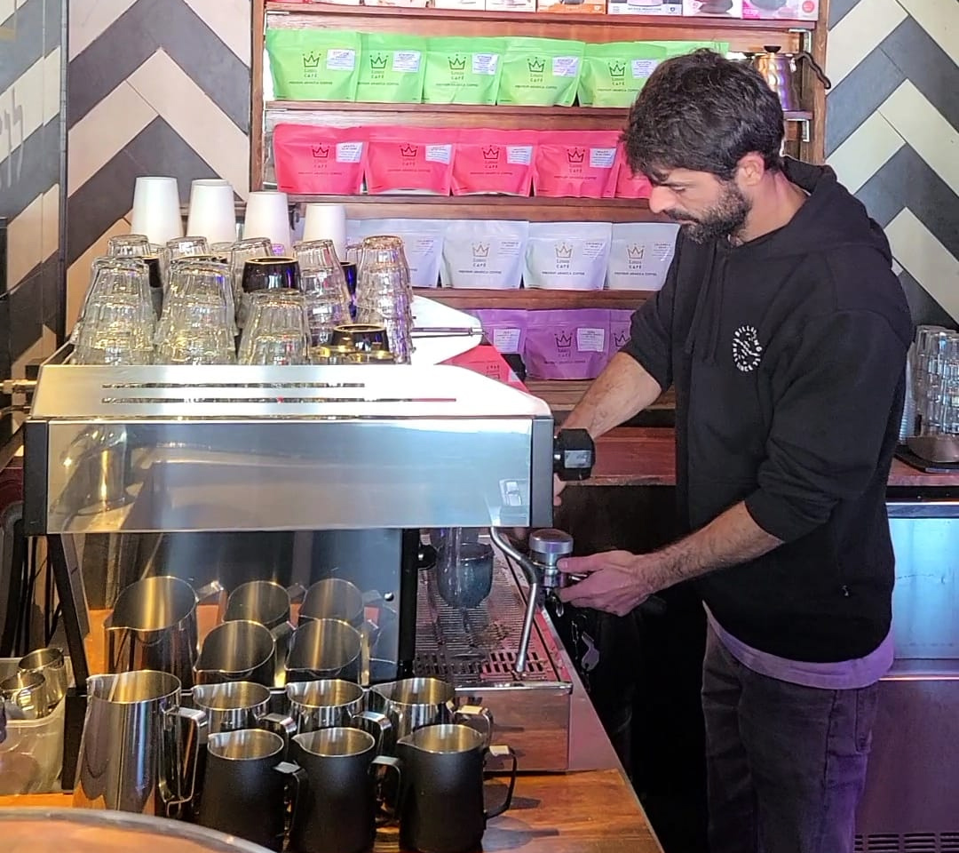 מכונת אספרסו La Marzocco Linea pb בקפה לואי בכיכר רבין. צילום: מגזין שותים