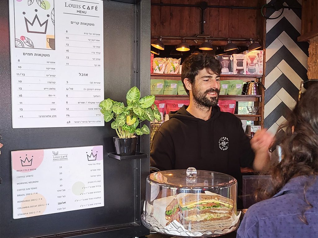 קפה לואי בכיכר רבין - אשנב קפה ספיישלטי במרכז תל אביב. צילום: מגזין שותים