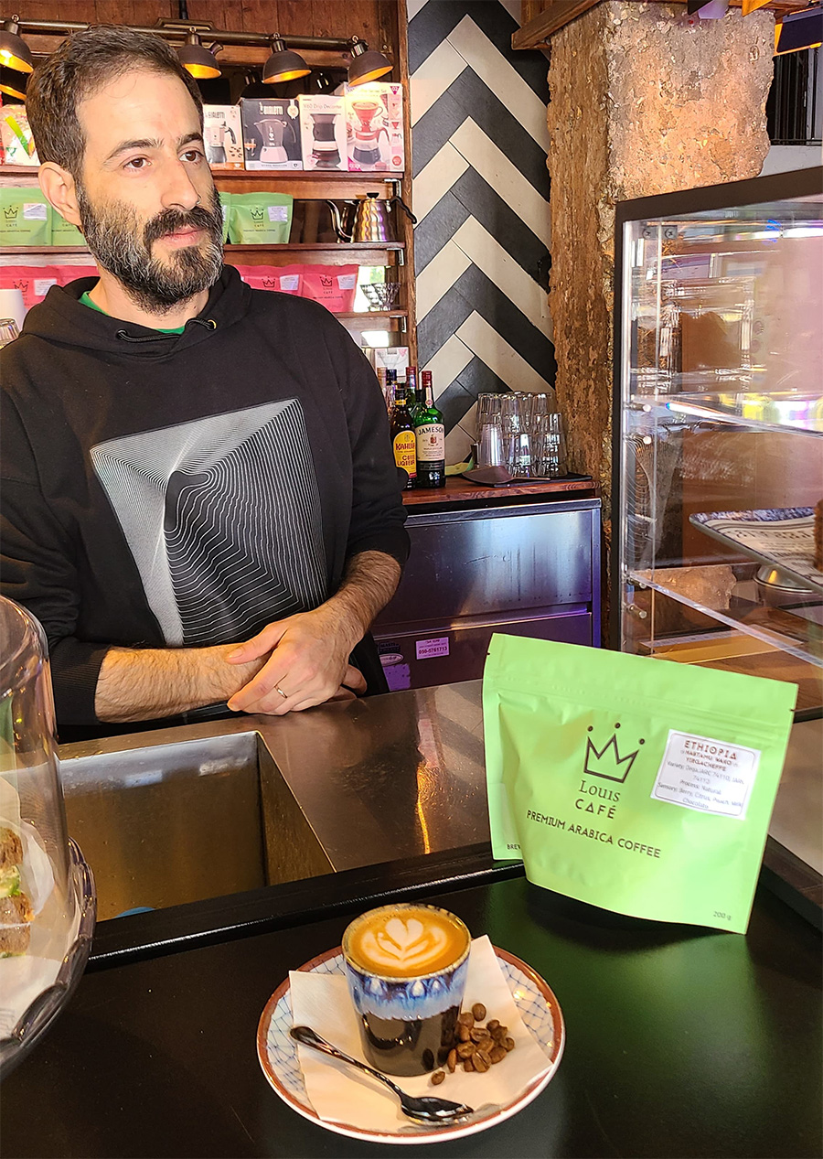 טל רוזיליו בקפה לואי בתל אביב, עם קפה מיירגשף באתיופיה. צילום: מגזין שותים