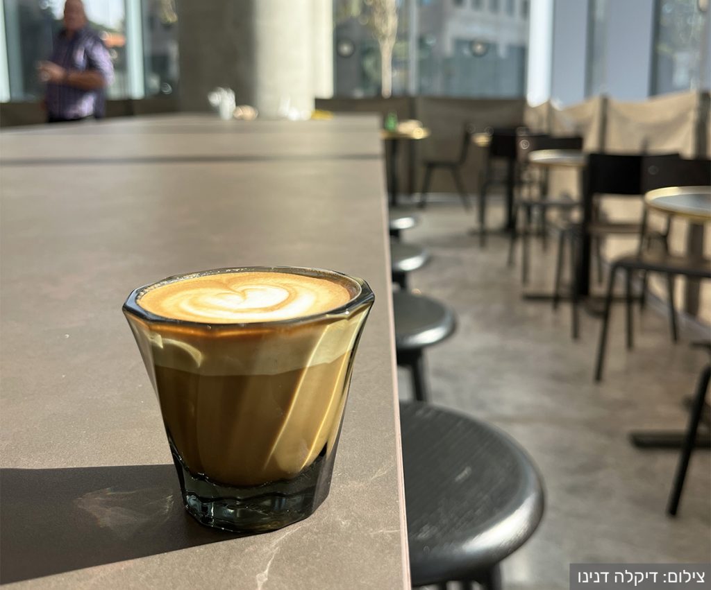 כוס קורטדו בבית הקפה mae בסניף וואן טאוור בבורסה ברמת גן. צילום: דיקלה דנינו