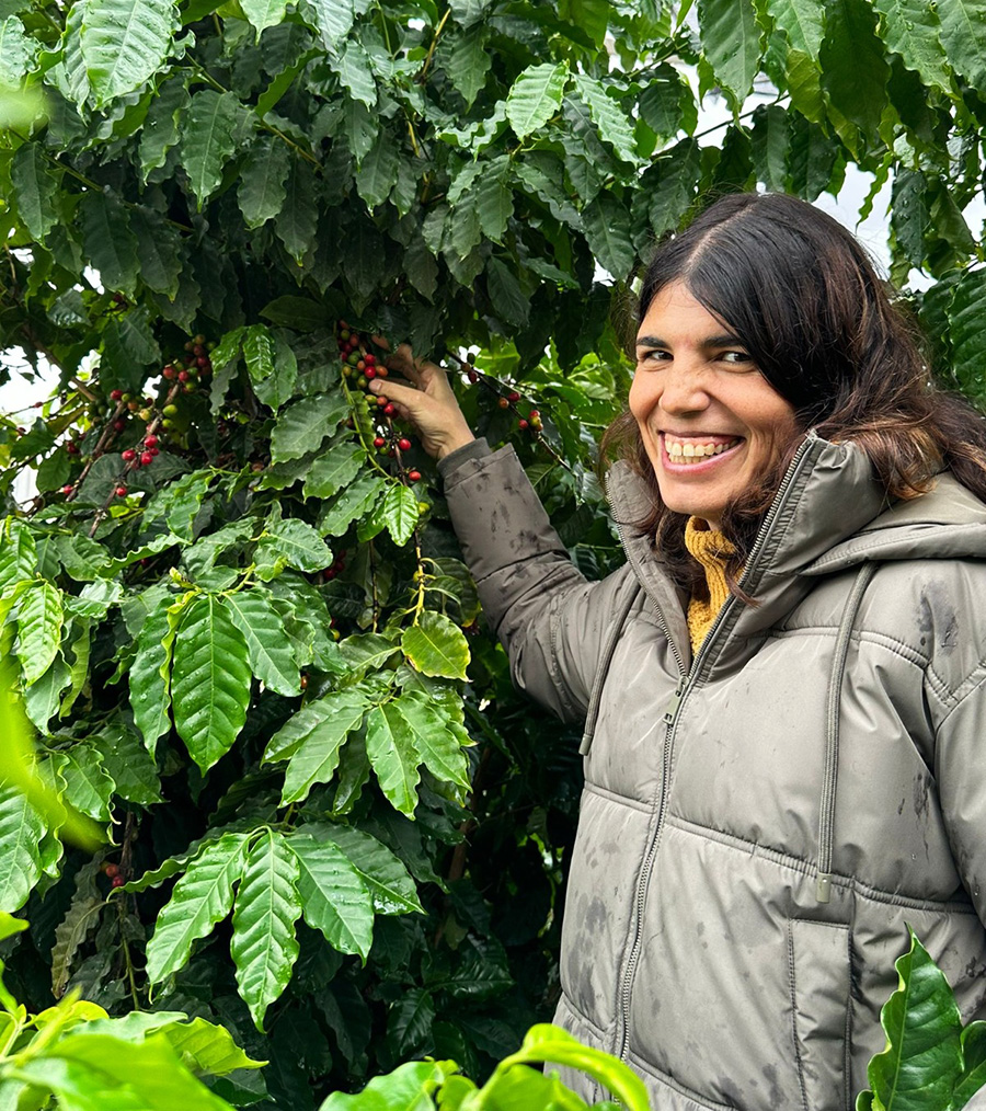 דקלה פוקס - מוכיחה שאפשר לגדל קפה טעים גם בארץ. צילום: באדיבות חוות "מטעים"