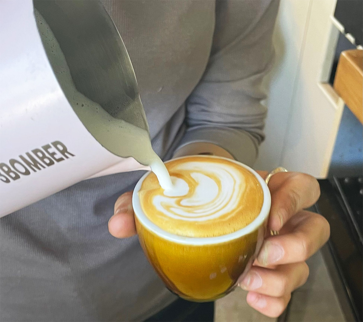 אופק הבריסטה מציירת בלאטה ארט על קפוצ'ינו. צילום: שלי ביסטרי-כהן