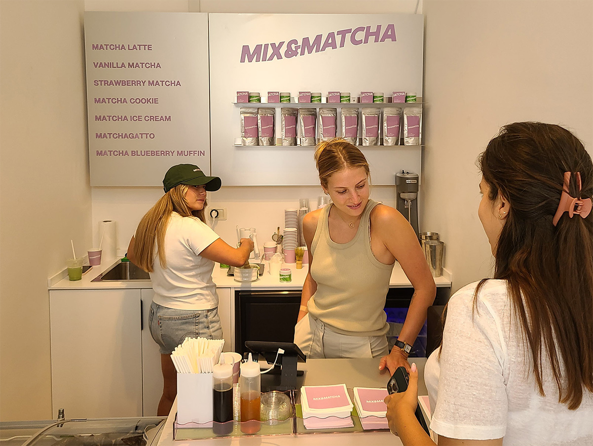 משקאות ייחודיים ומאפים עם מאצ'ה בבר המאצ'ה בתל אביב. צילום: מגזין שותים