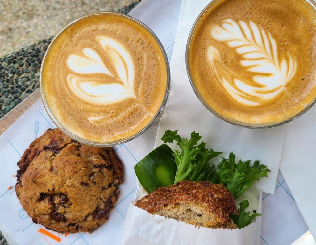 קפוצ'ינו במעדניית מלה גודס בתל אביב. צילום: מגזין שותים