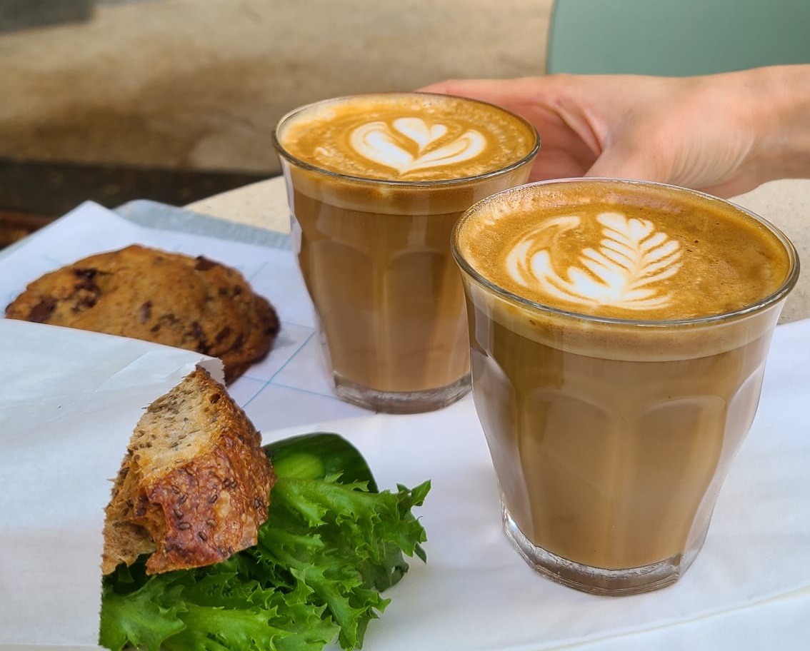 שתי כוסות קפה במאפיית מלה בתל אביב. צילום: מגזין שותים