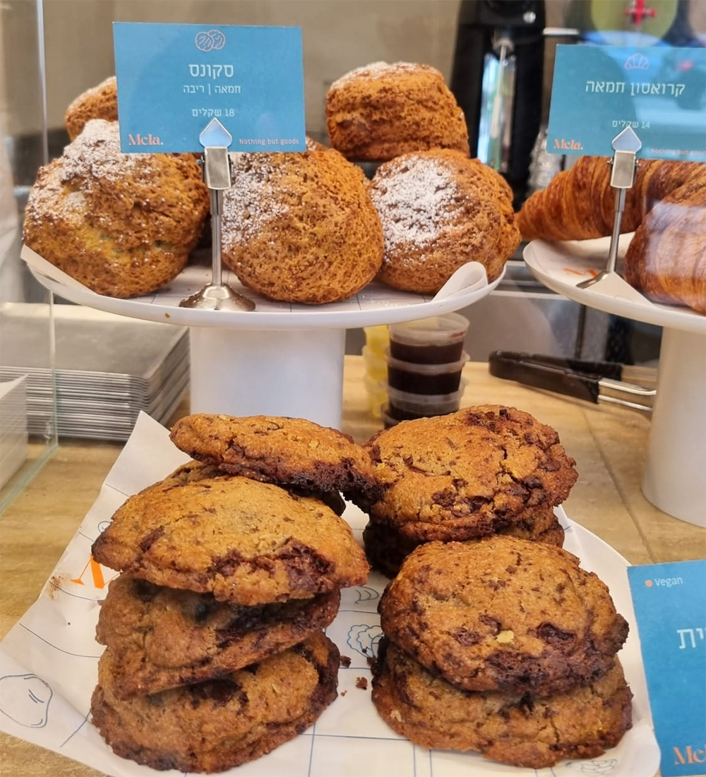 מאפים במעדניית Mela goods ברחוב מקווה ישראל בתל אביב. צילום: מגזין שותים
