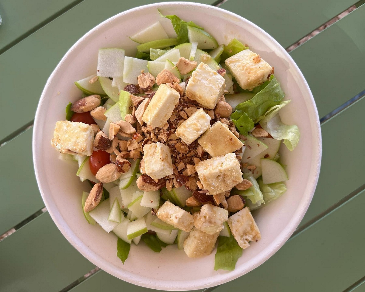 סלט עם שקדים מהמשק בקפה שישו. צילום: משק אבנעים