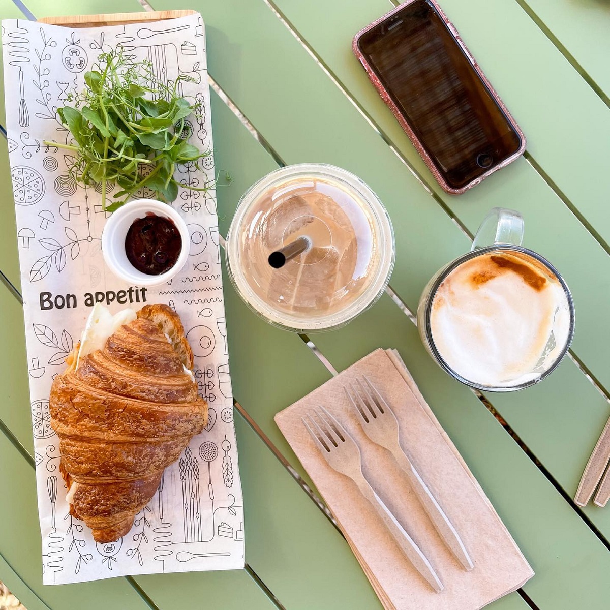 קפה ומאפה במושב הזורעים. צילום: משק אבנעים