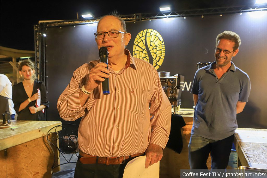 מיכה ריינר מקבל פרס מפעל חיים בתחום הקפה בפסטיבל הקפה בתל אביב 2021. צילום: דוד סילברמן