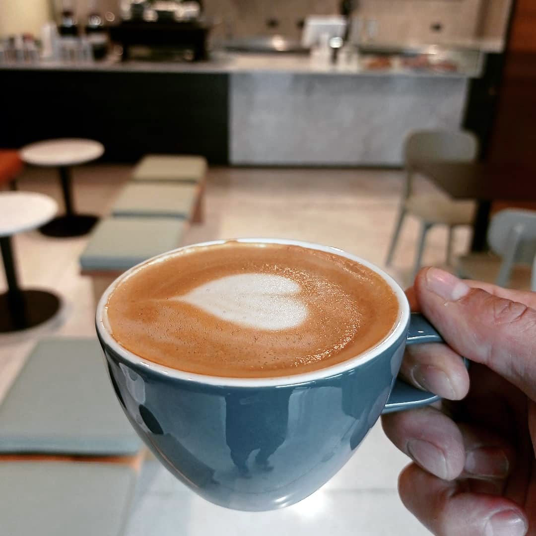 כוס קפוצ'ינו במועדון אספרסו בחיפה. צילום: אינסטגרם @erez.r_cafe