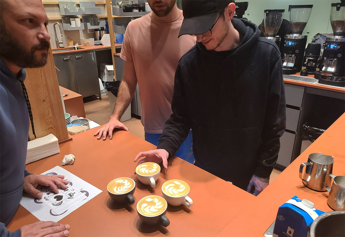 שלב הגמר בתחרות לאטה ארט של קפה נחת במתחם התחנה. צילום: מגזין שותים