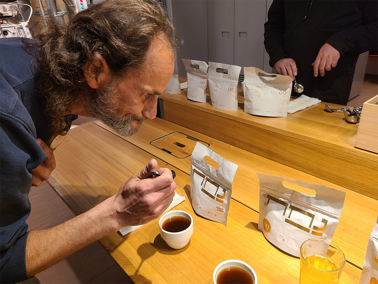 הצלם יעקב בלומנטל טועם קפה ספיישלטי מאתיופיה בנחת. צילום: מגזין שותים