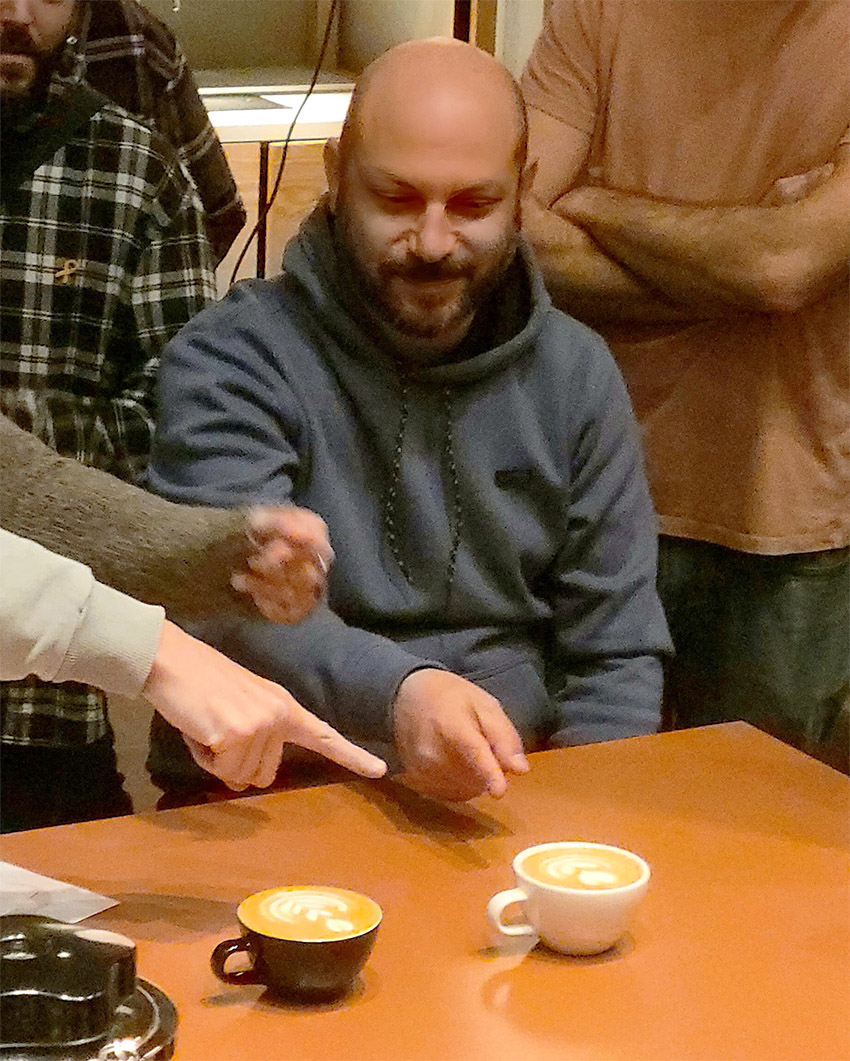 אסף ביטון, הבעלים של קפה נחת, שופט בתחרות לאטה ארט. צילום" מגזין שותים