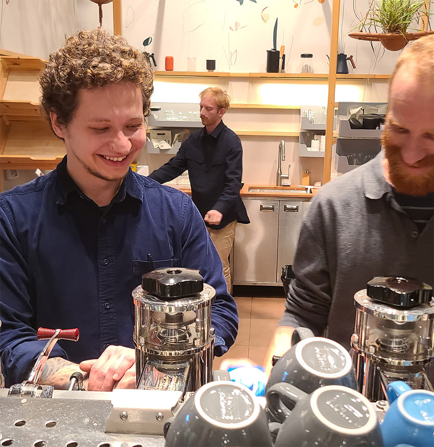 בריסטות של קפה נחת מקציפים חלב בתחרות לאטה ארט. צילום: מגזין שותים