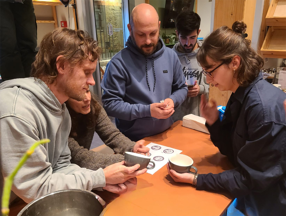 השופטים בתחרות הלאטה ארט של קפה נחת מסבירים לבריסטה איזו צורה לצייר. צילום: מגזין שותים