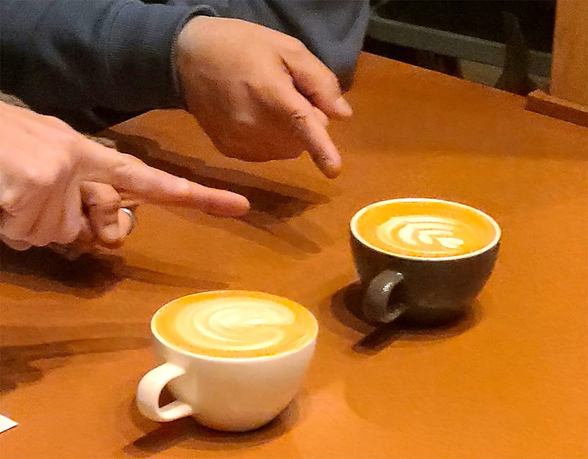 פה אחד: השופטים מכריעים איזה לאטה ארט מנצח בדו-קרב. צילום: מגזין שותים