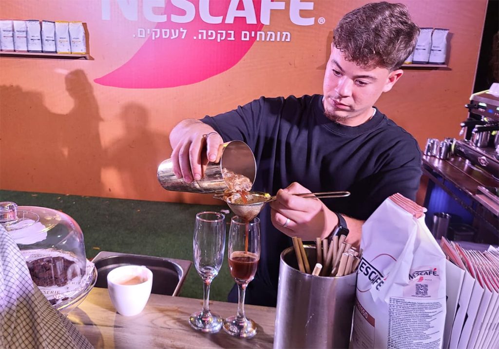 בריסטה מכין קוקטייל קפה באירוע של אסם-נסטלה לעסקים