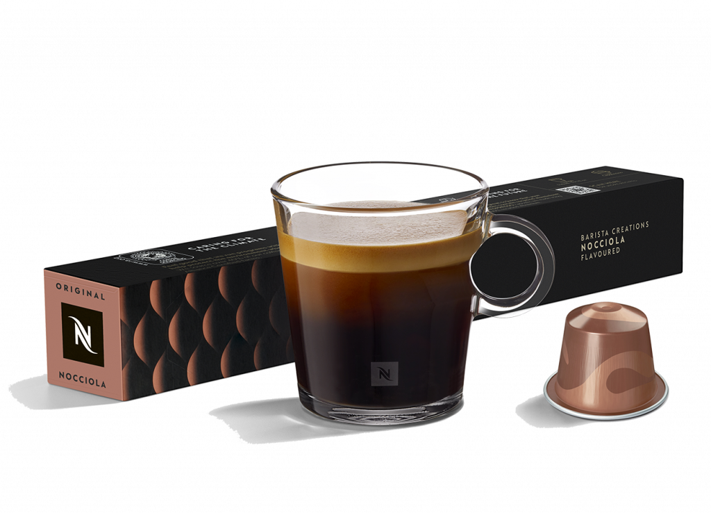 שרוול קפסולות קפה בטעם פלינה אגוזי לוז. צילום: נספרסו