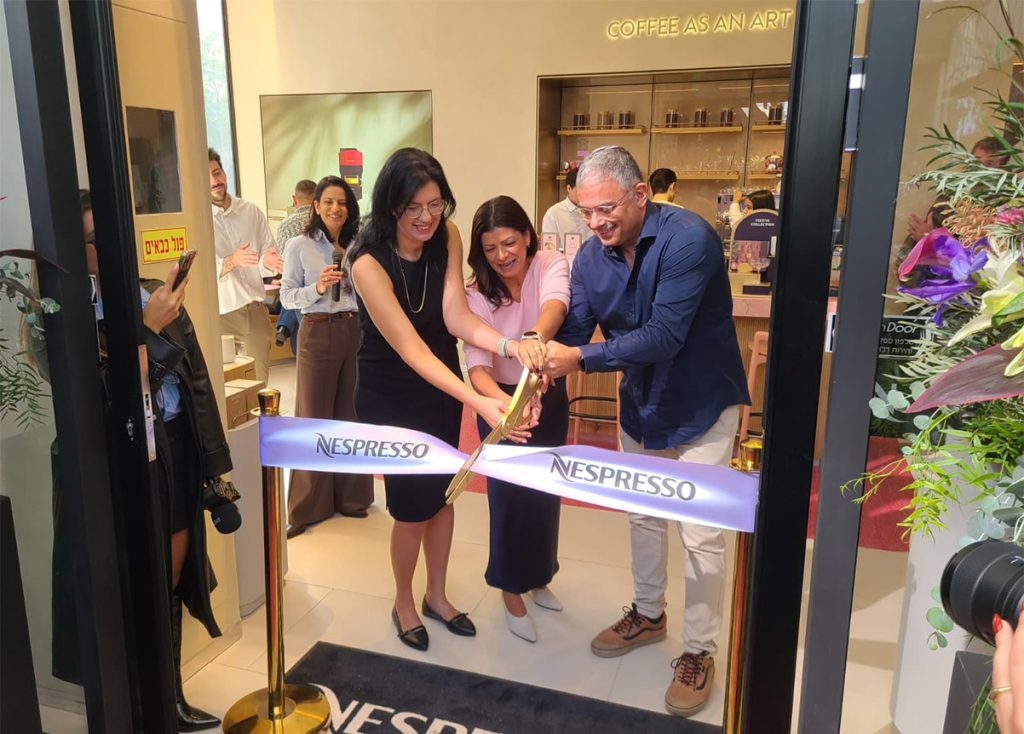 גזירת סרט בהשקת בוטיק נספרסו בביג גלילות. מימין: שי דינור סמנכ"ל מסחרי, טלי אליצור סמנכ"לית שיווק, עדי קוהלי מנכ"לית. צילום: מגזין שותים
