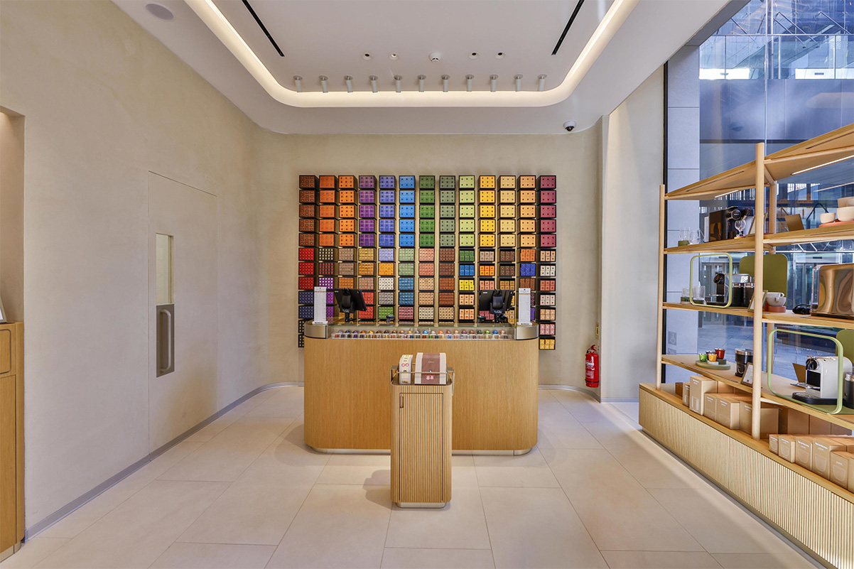 בוטיק נספרסו החדש במתחם Big Fashion גלילות. צילום: גיא יחיאלי