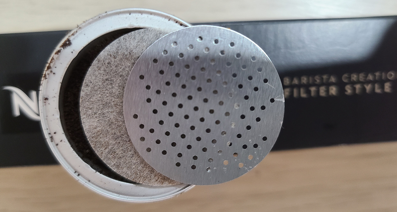 פילטר נייר בתוך הקפסולה. צילום: מגזין שותים