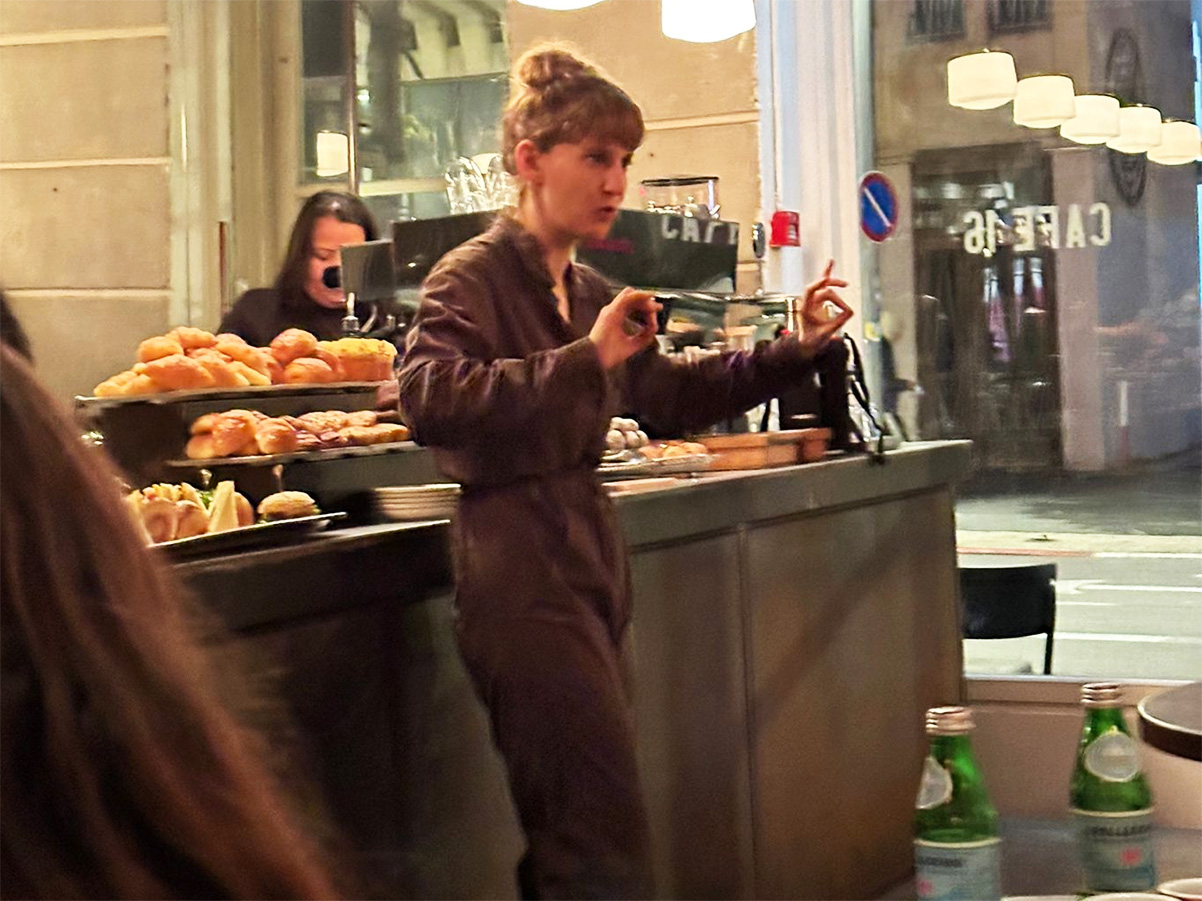 נועה ברגר מרצה באירוע ההשקה של קפה 16. צילום: מיכל ספיר