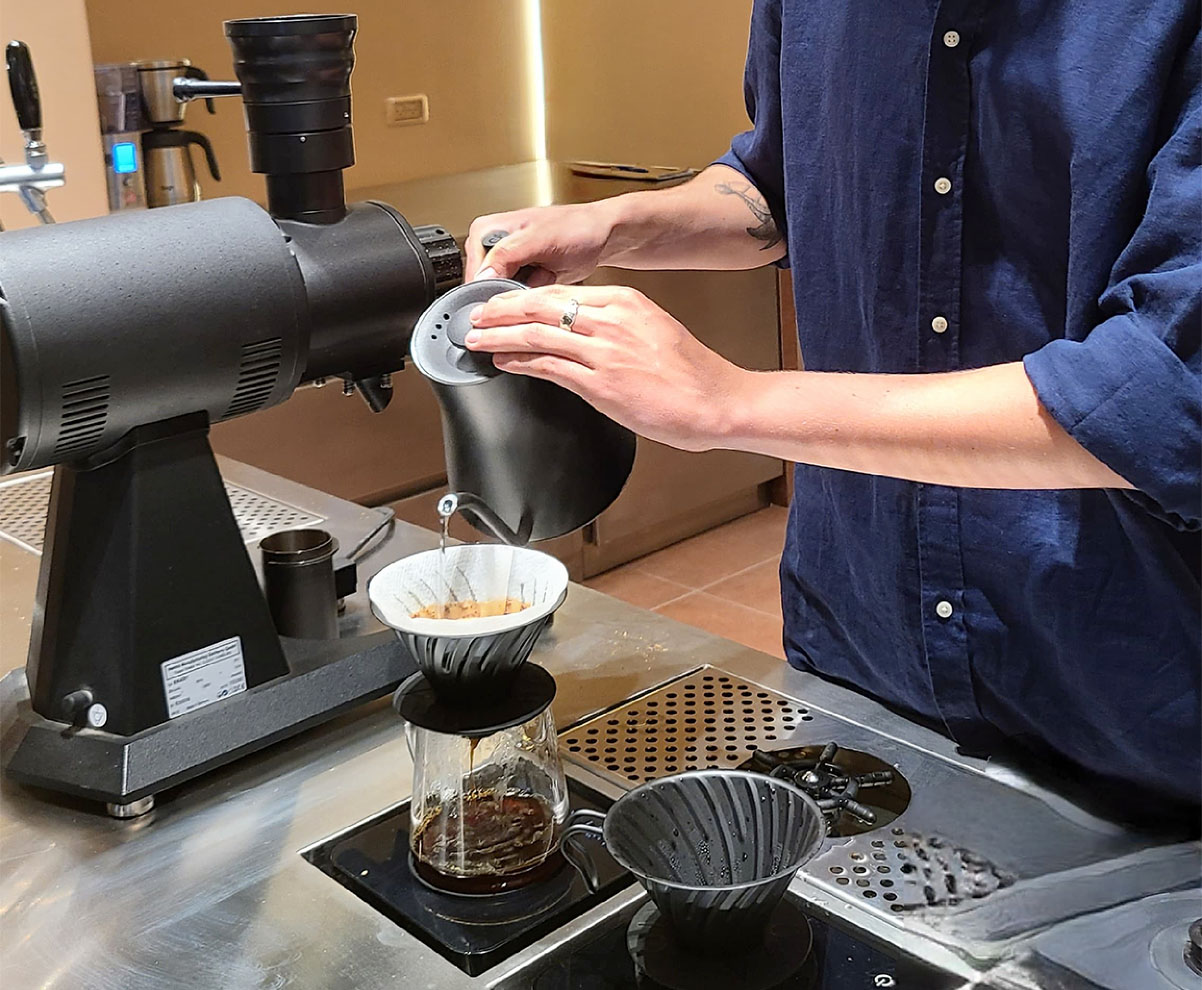 בריסטה מכין קפה פילטר V60 ב-Nomena Roasters באלנבי. צילום: מגזין שותים