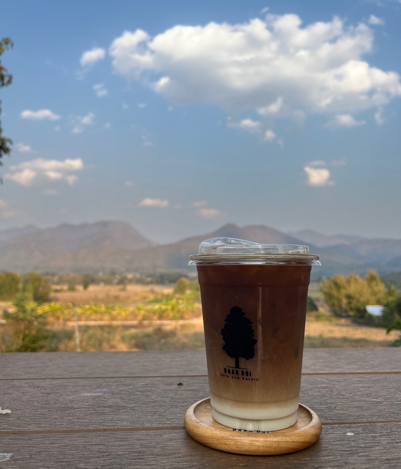 קפה קר ונוף במסעדת Baandoi בעיירה פאי בצפון תאילנד. צילום: דיקלה דנינו