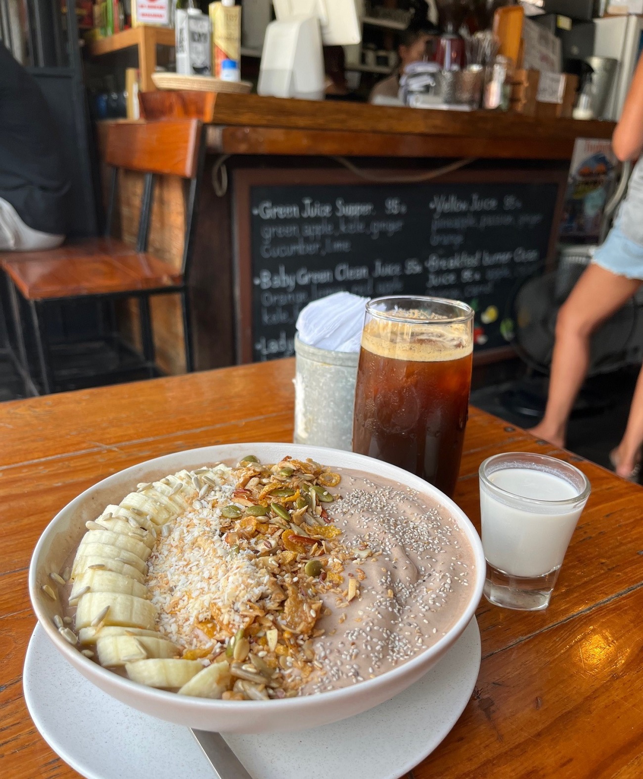 בול וקפה קר בבית הקפה Cafe de Pai בעיירה פאי בתאילנד. צילום: דיקלה דנינו