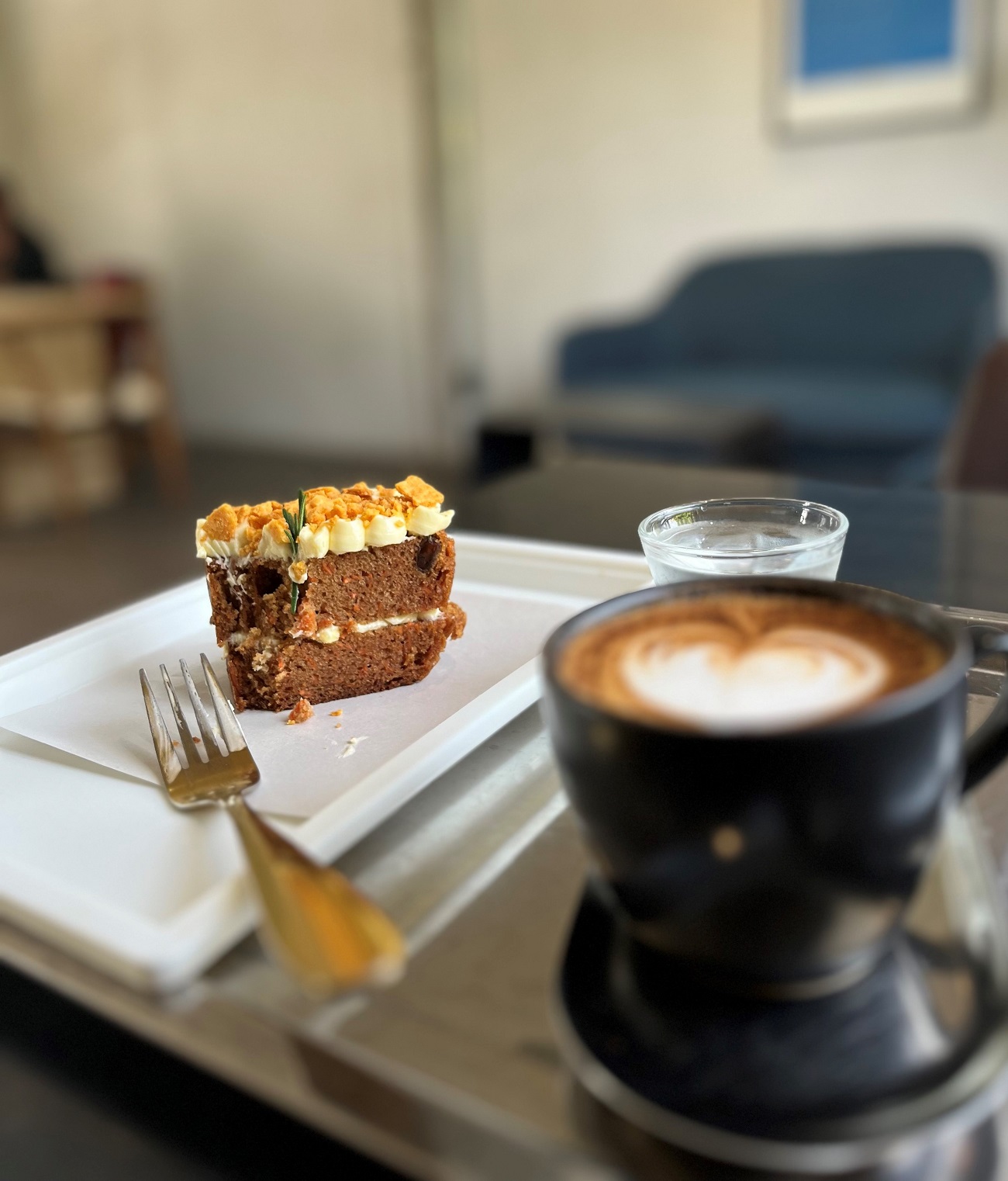 עוגת גזר וקפה הפוך בבית הקפה carrot בצ'אנג מאי. צילום: דיקלה דנינו