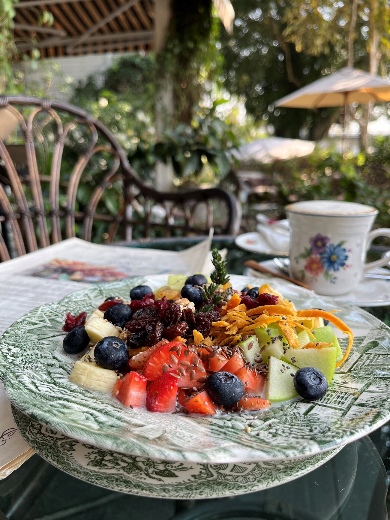 צלחת מוזלי בבית הקפה Chivit Thamma Da Coffee House בעיר צ'אנג ראי בתאילנד. צילום: דיקלה דנינו