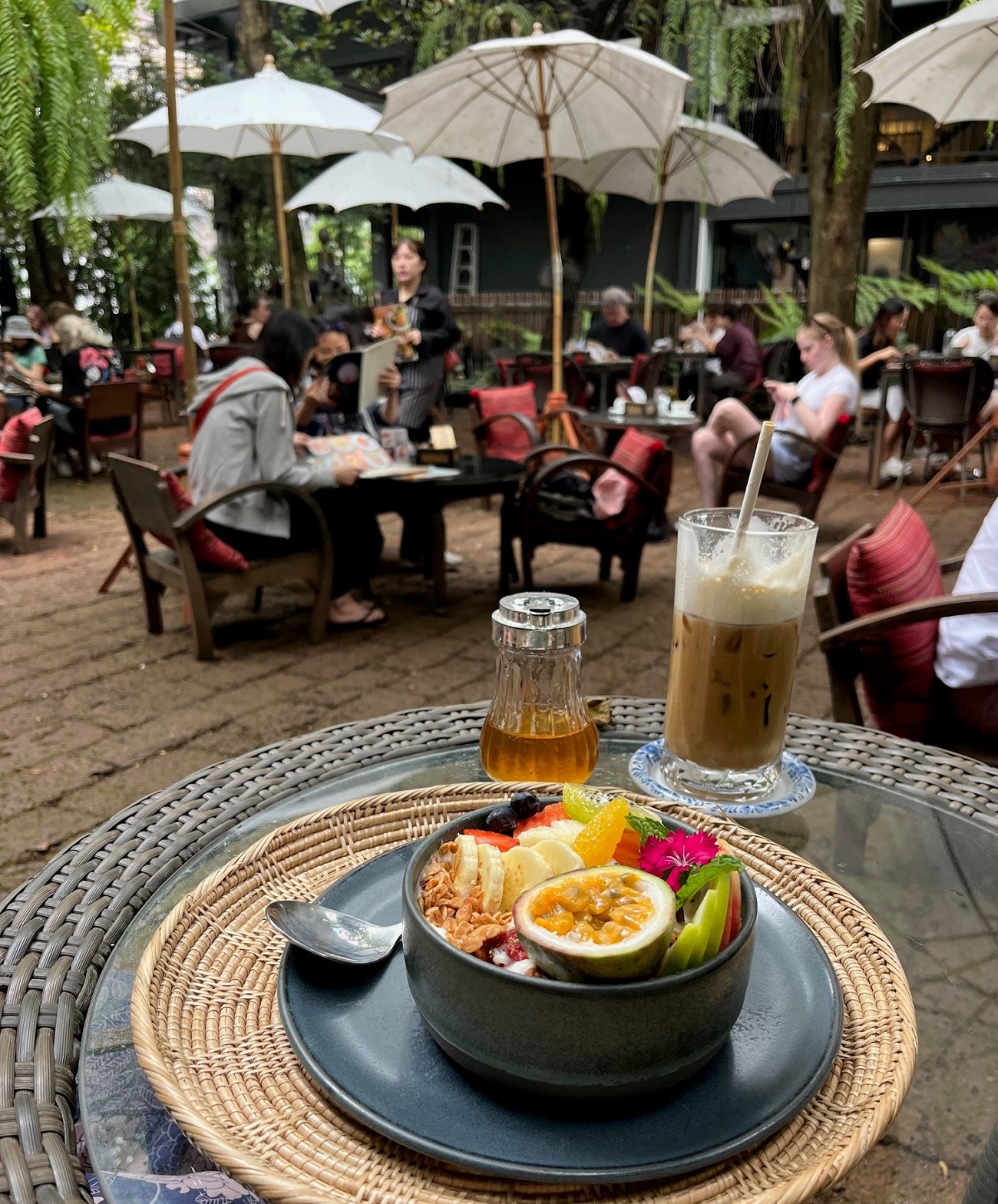 קפה קר ומוזלי בבית הקפה Fern Forest בעיר צ'אנג מאי. צילום: דיקלה דנינו