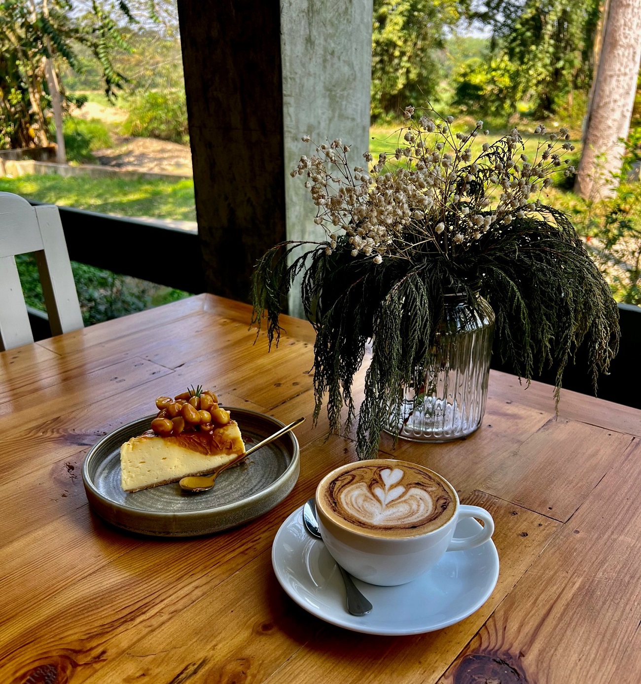 קפוצ'ינו ועוגת גבינה עם אגוזי מקדמיה ב-Keys Cafe Pai. צילום: דיקלה דנינו