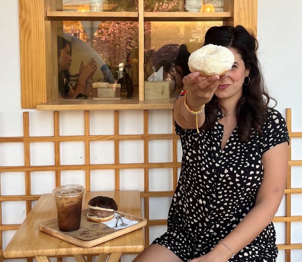 הבלוגרית דיקלה דנינו ב-Kyoto Shi Cafe בצ'אנג ראי. צילום: ספיר כהן