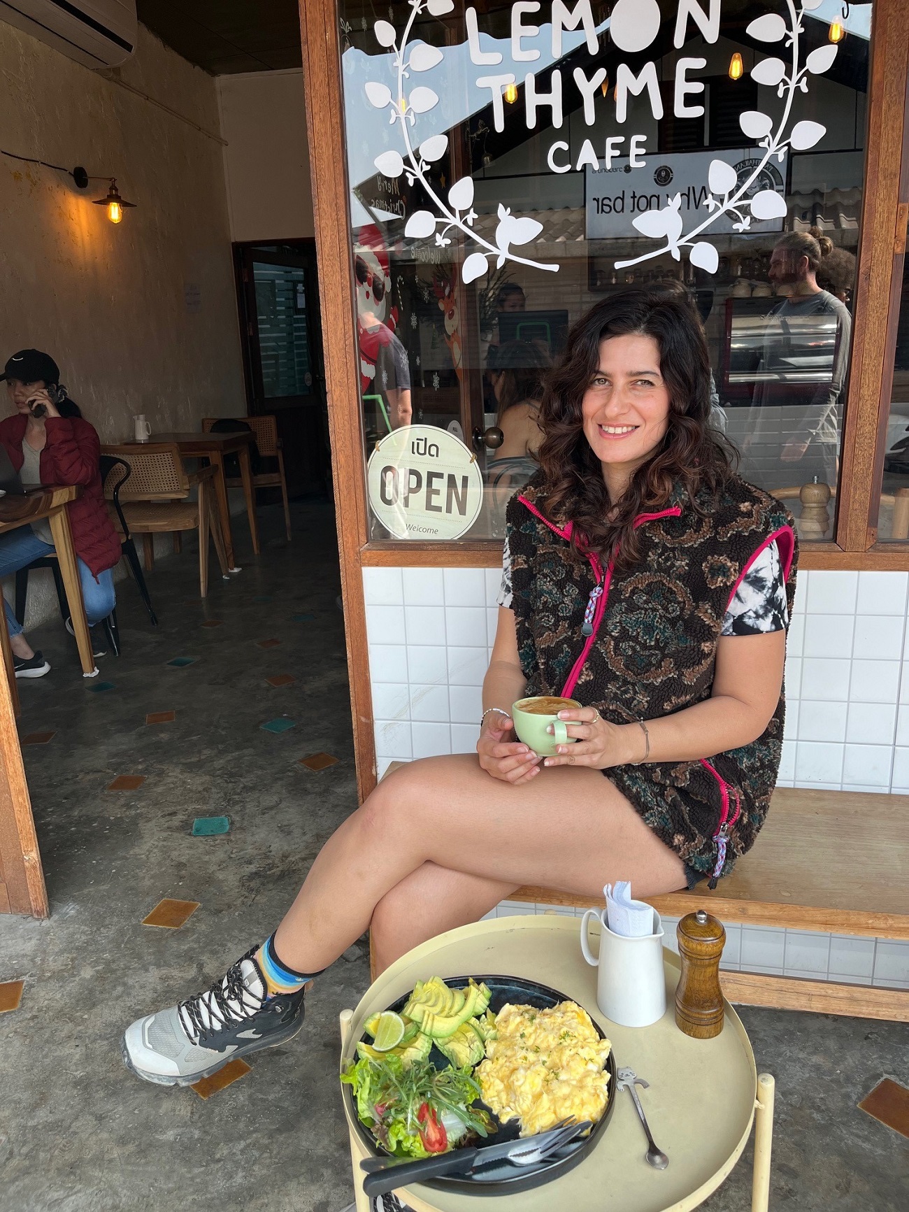 הבלוגרית דיקלה דנינו בבית הקפה Lemon Thyme בעיר פאי בצפון תאילנד. צילום: ספיר כהן