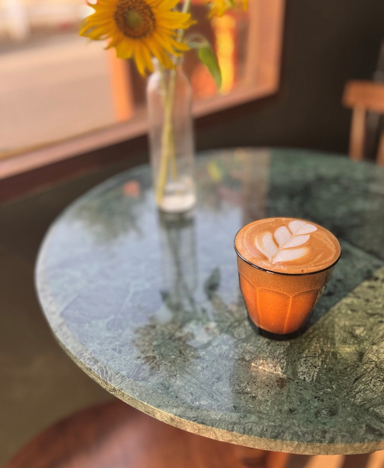 כוס קפוצ'ינו ב-Queue Espresso Bar בעיירה התאילנדית פאי. צילום: דיקלה דנינו