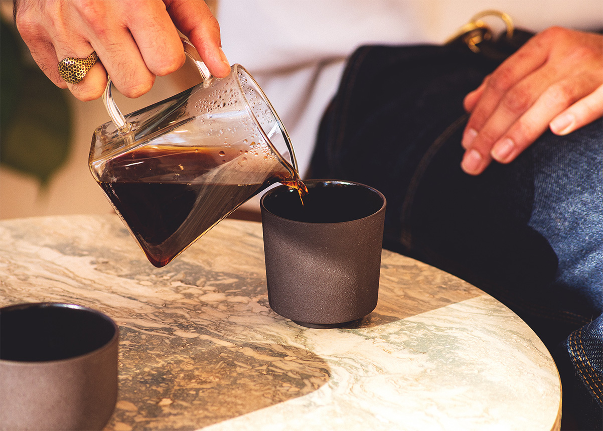 כוס קרמיקה לקפה פילטר מסדרת TERRA. צילום: באדיבות Odaka