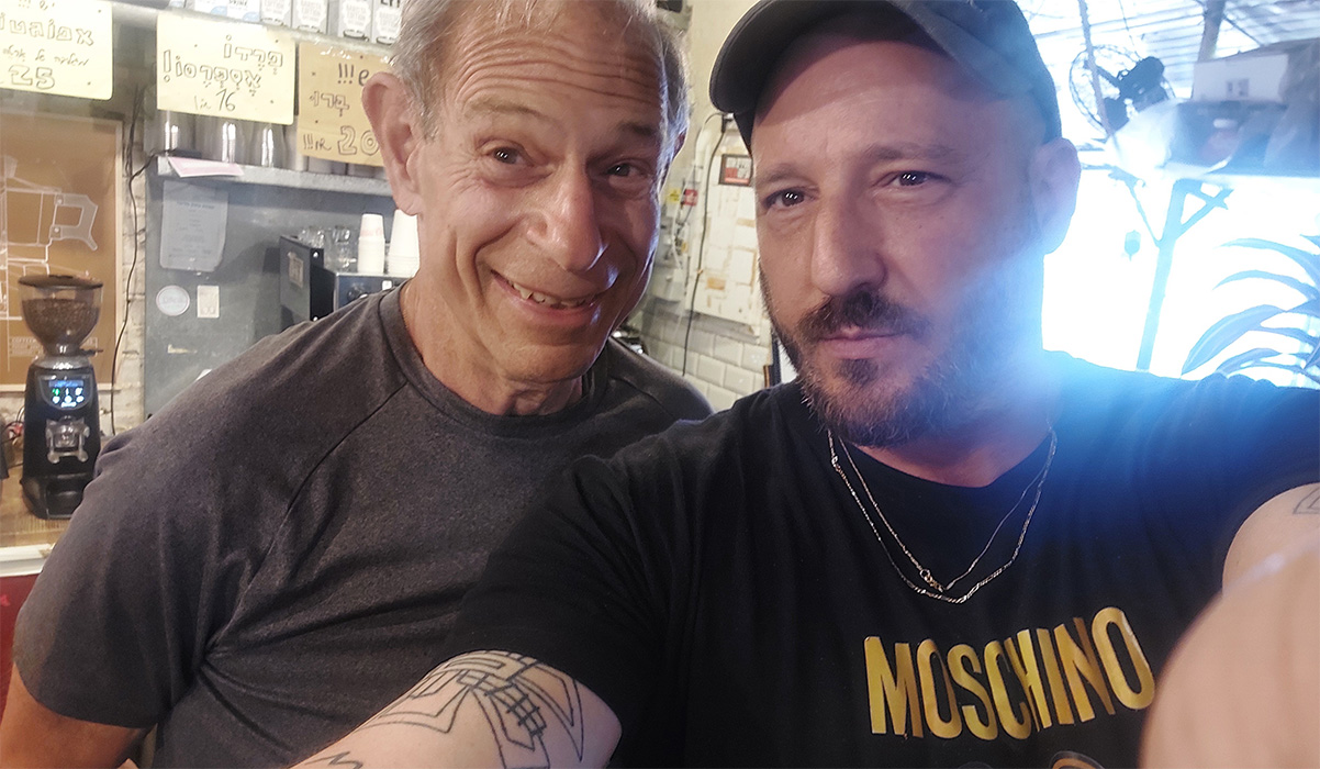 ד"ר בארי גולדשטיין ואיתי שקד בחנות הקפה בשוק הכרמל