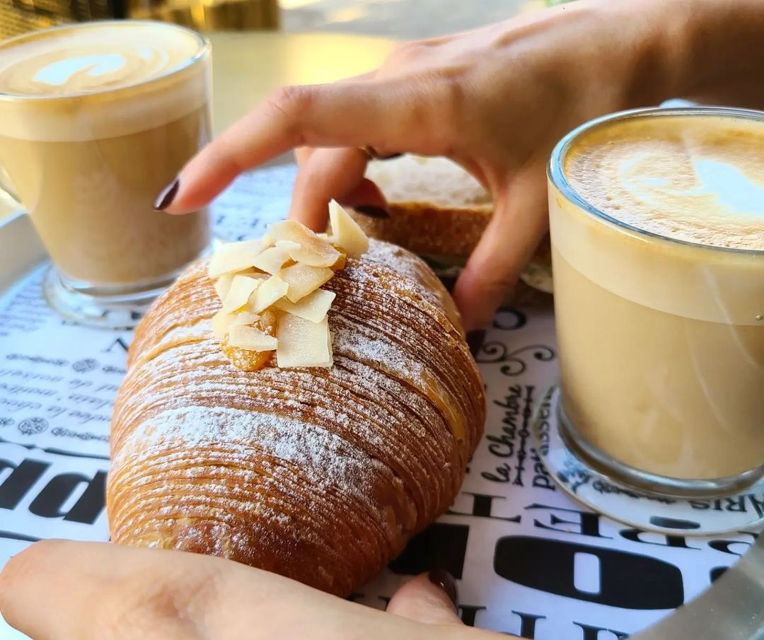 קפה וקרואסון טרופי ב-pate and puff ב תל אביב. צילום: מגזין שותים