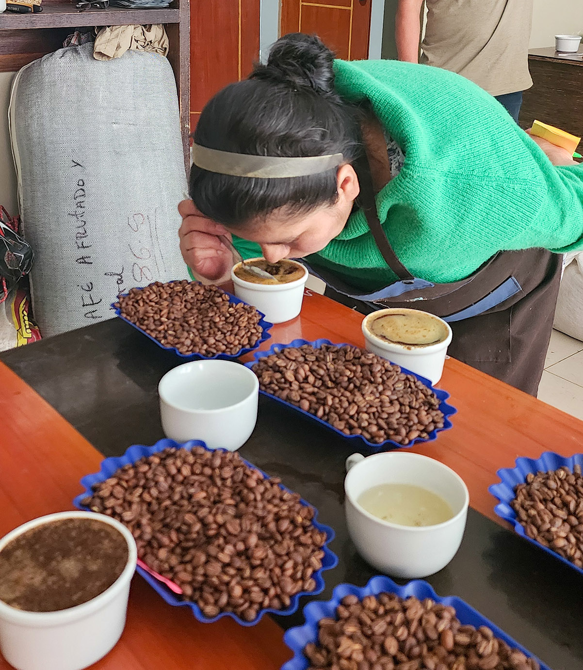 ה-Q Grader של חברת Wild Coffee בפרו טועמת קפה בקאפינג (צילום: יותם גולדפרב)
