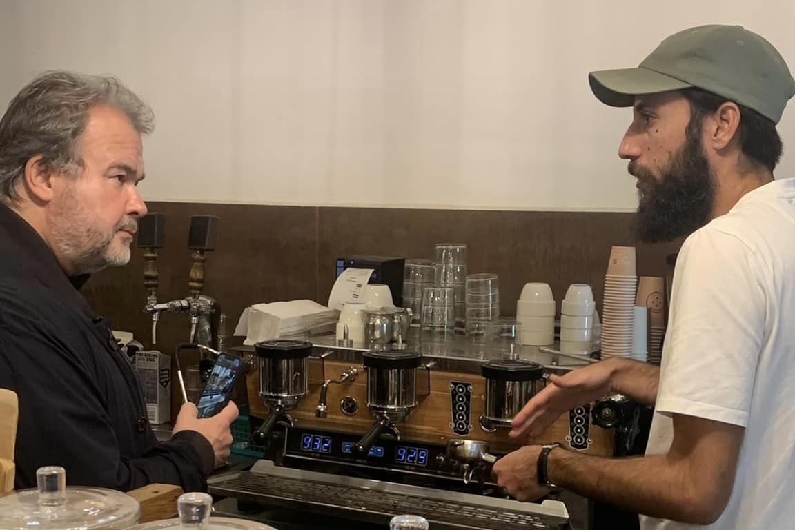 דותן מקופישופ 51 מסביר לשף פייר הרמה על קפה. צילום: מתוך הפייסבוק Coffee shop 51