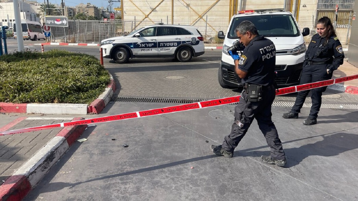 שוטרים בזירת דקירה בתחנת דלק מיקה בראשון לציון. צילום: דוברות משטרת ישראל