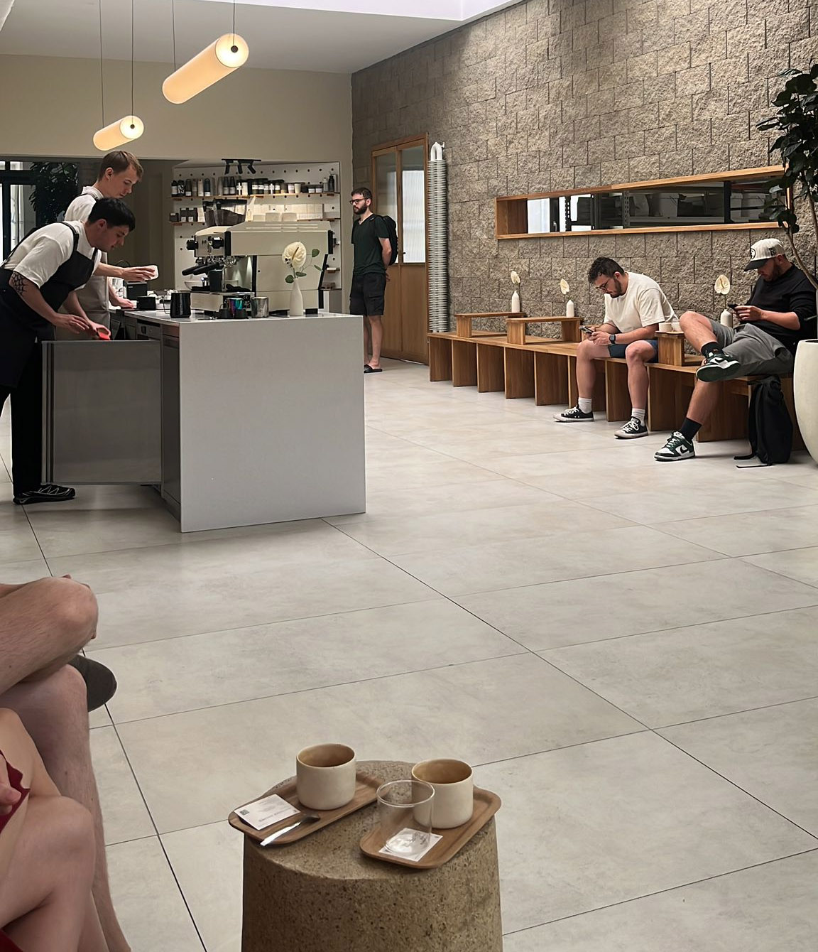 מקום לבן, נקי, שקט ומדויק - MAZELAB Tasting Studio. צילום: אנירן ארליך