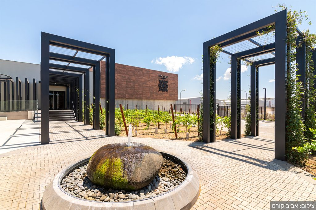 מרכז המבקרים החדש של רקנאטי באזור התעשייה דלתון. צילום: אביב קורט